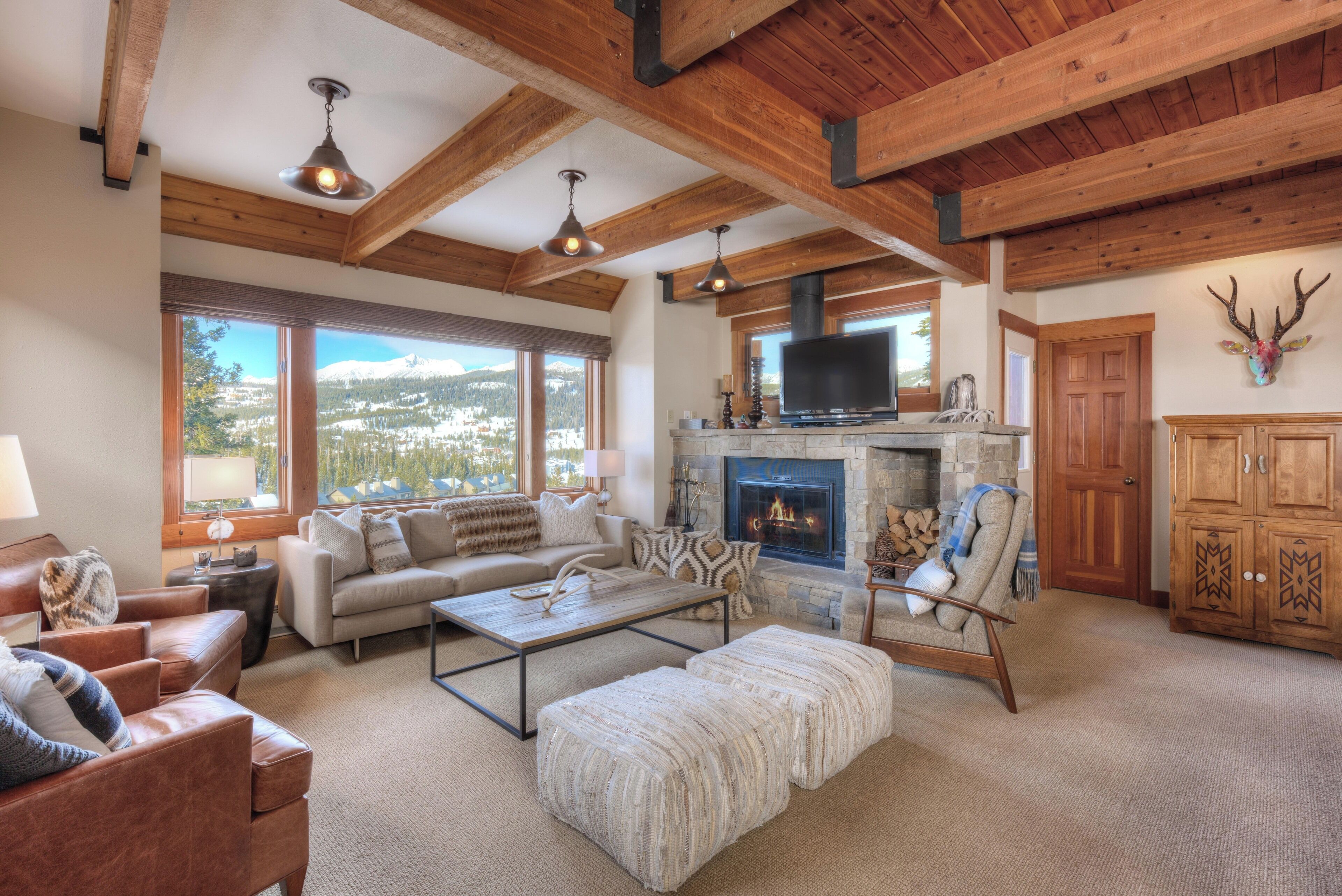 Televisie en een open haard