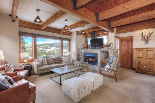 Arrowhead Chalet - Mtn modern cozy cabin nestled on the mtn at big sky resort