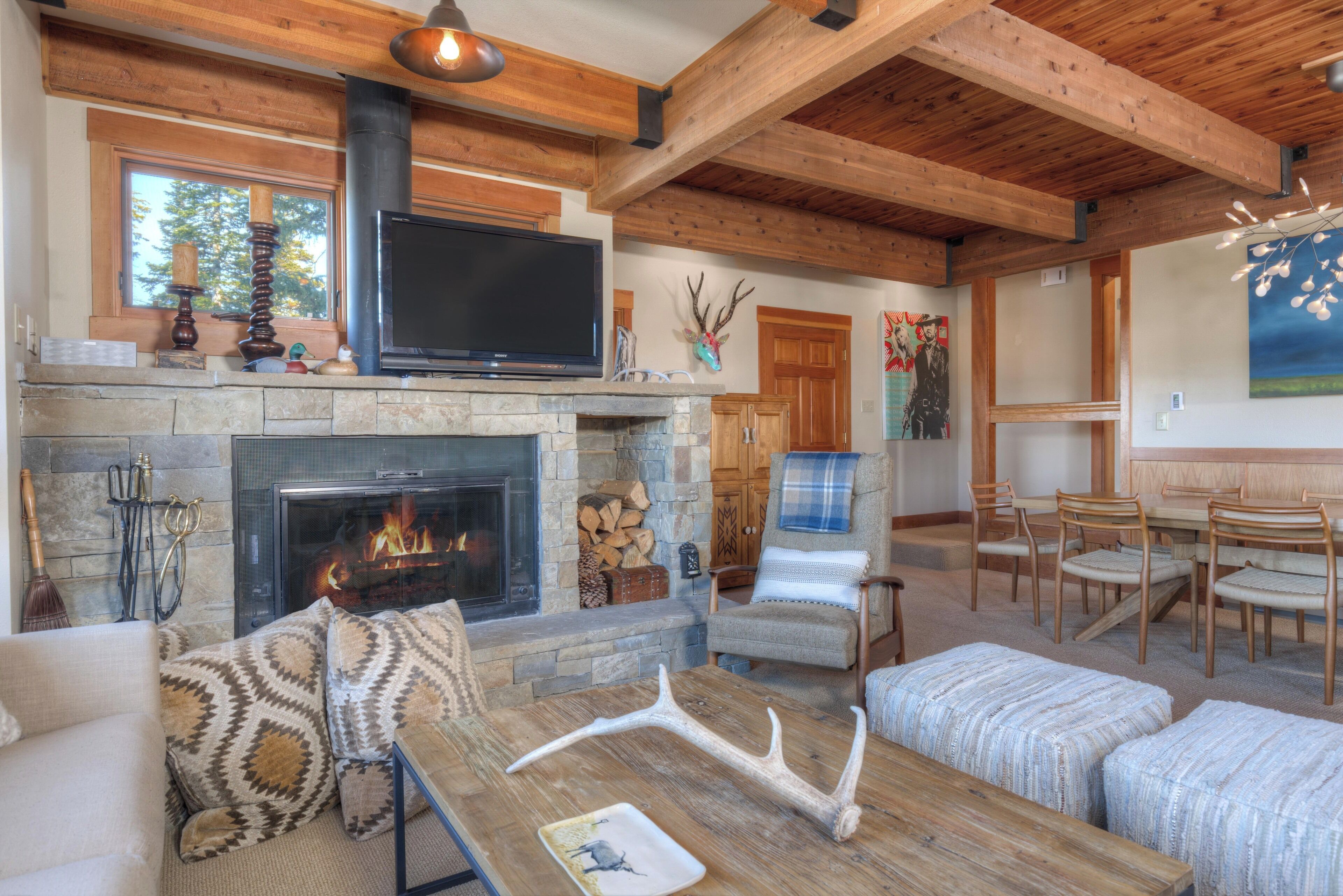 Télévision, cheminée