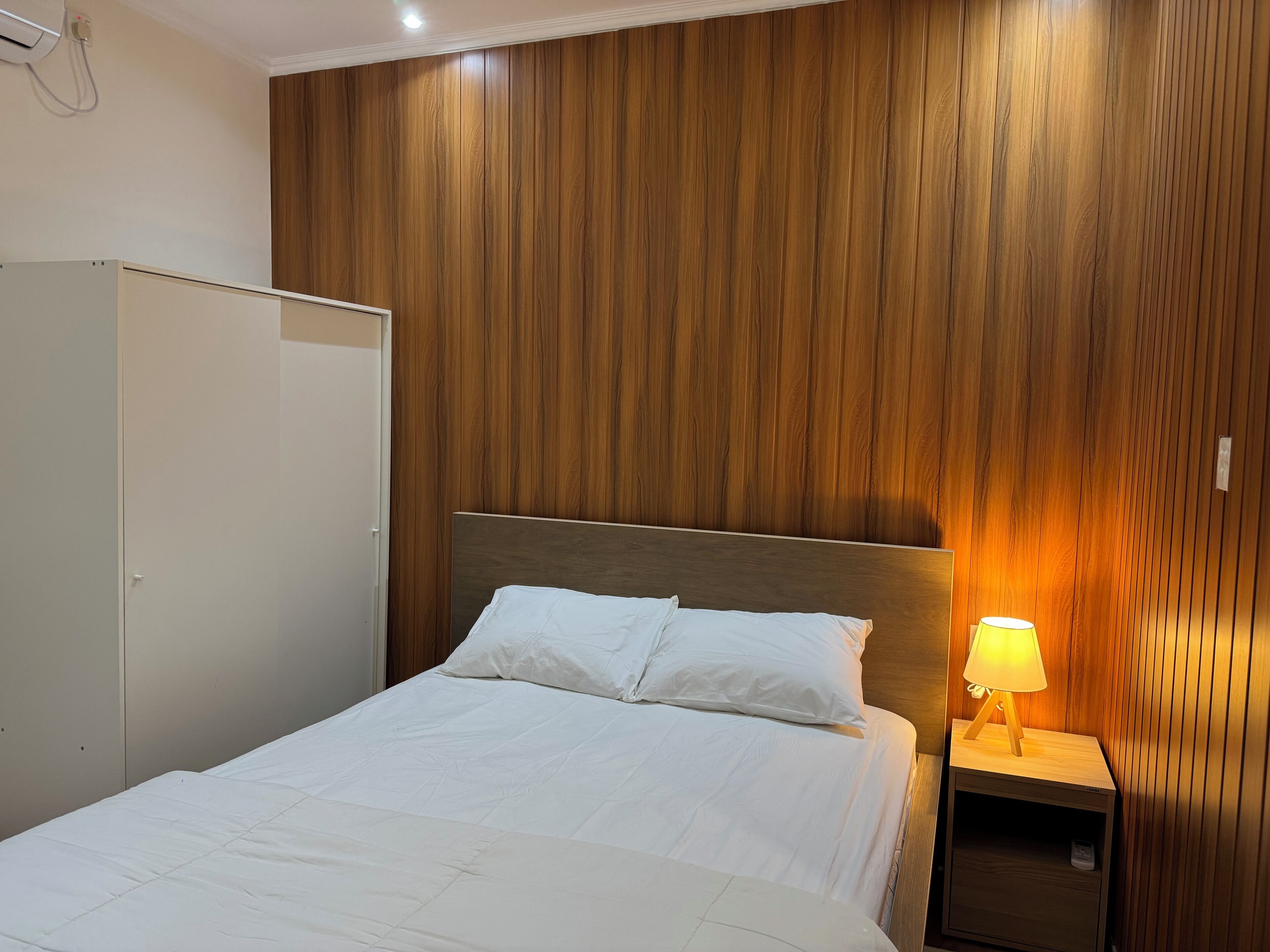 3 chambres, fer et planche à repasser, Wi-Fi, draps fournis