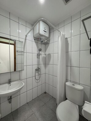 Bruser, hårtørrer, bidet, håndklæder