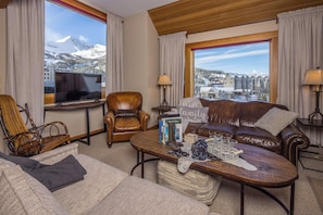 Televisión y chimenea