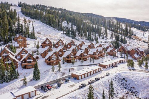 Steps from the slopes at Big Sky Resort! Prime ski in/out Arrowhead Chalet