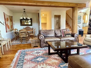 Smart TV, fireplace, video games, books - Big Sky Resort Ski in and out -Mountain Views from your hot tub (Big Sky)