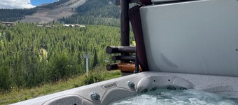 Big Sky Resort Ski in and out -Mountain Views from your hot tub