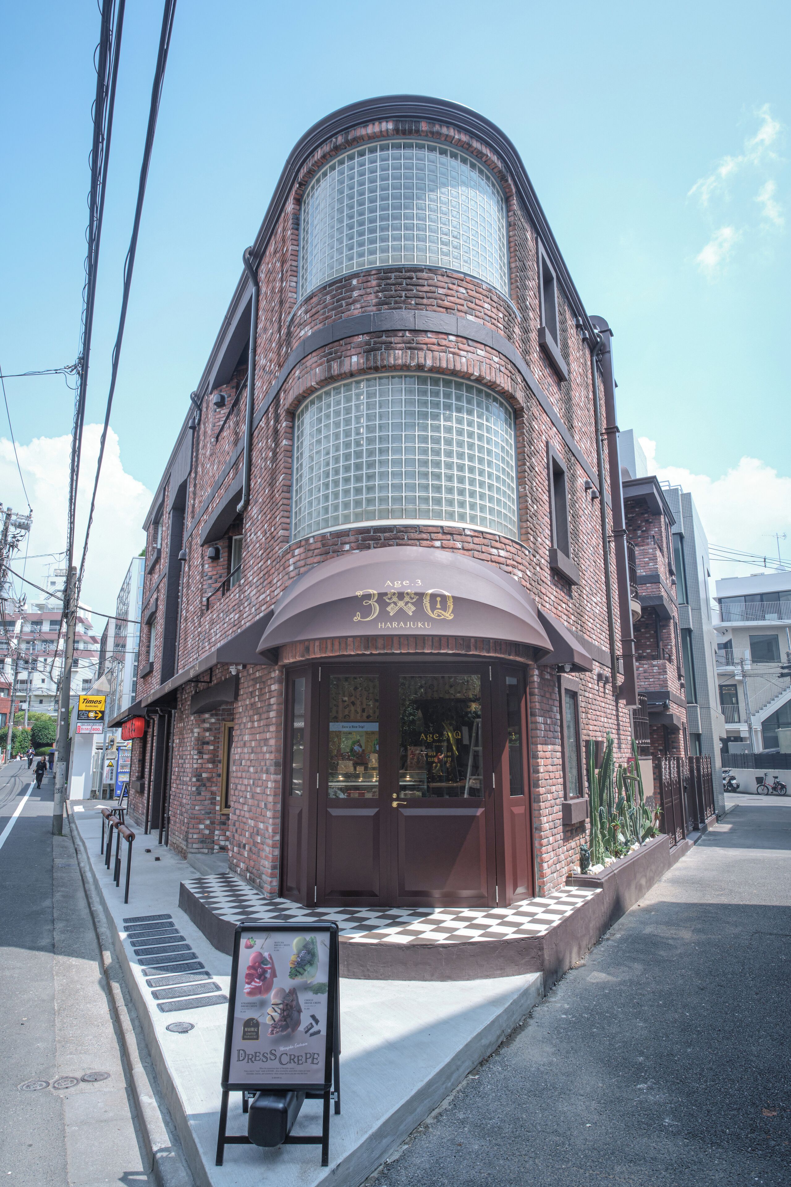 Un bâtiment en briques doté d’une façade incurvée et d’une grande fenêtre en verre.