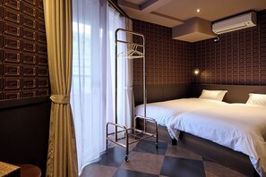 Suite Deluxe, 1 habitación, para no fumadores, balcón | Decoración personalizada, muebles diferentes y cortinas blackout