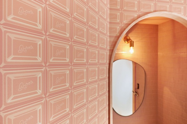 Suite de diseñador, 1 habitación, para no fumadores, balcón | Baño | Regadera, amenidades de baño de diseñador, secadora de cabello, toallas