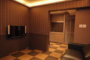 Deluxe Suite, 1 Bedroom, Non Smoking, Balcony | Dapur peribadi | Peti sejuk mini, ketuhar gelombang mikro, dapur, cerek elektrik 