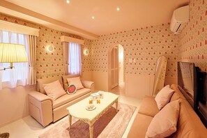 Suite de diseñador, 1 habitación, para no fumadores, balcón | Área de sala de estar | Smart TV de 40 pulgadas con canales digitales, Netflix y Hulu