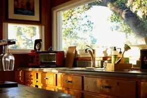 Private kitchen - Mid Century Modern Bungalow just steps from Topanga State Park (los angeles)