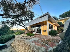 Exterior - Mid Century Modern Bungalow just steps from Topanga State Park (los angeles)