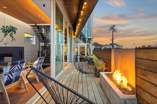 Dreamy Venice Beach 5BR House with Rooftop & Steps to Beach