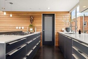 Jääkaappi, mikroaaltouuni, uuni, liesi