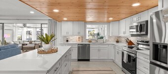 Waterfront Getaway. 2 Docks, Kayaks, & Game Room. No steps. Sleeps 8.