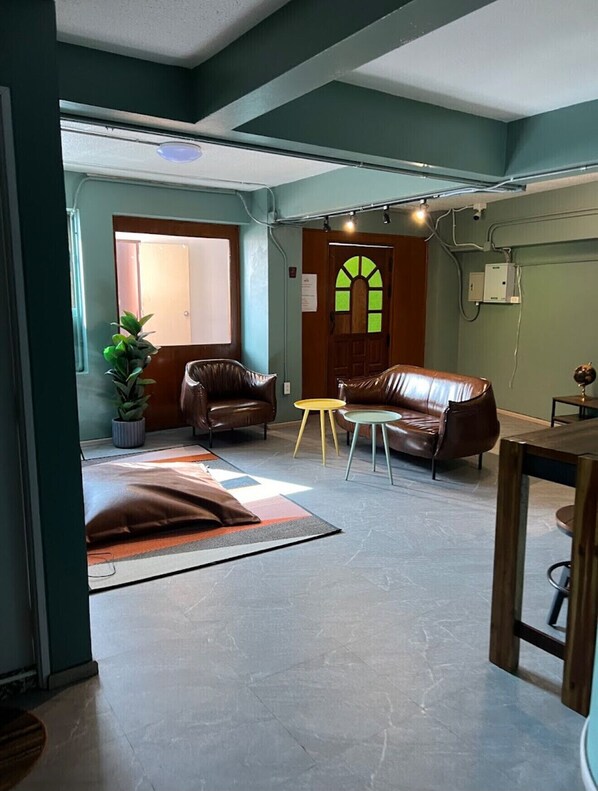 Living area - Glur Hostel Pattaya Walking Street (Pattaya)