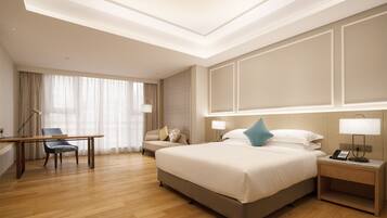 Yhden hengen superior-huone | Tallelokero huoneessa, työpöytä, pimennysverhot, äänieristys