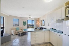 Appartement, balkon, uitzicht op jachthaven | Een strijkplank/strijkijzer, gratis wifi