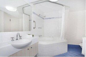 Bathroom - 30 River Esplanade (Mooloolaba)