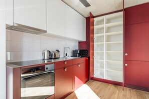 Fridge, microwave, oven, stovetop - Blueground | Saatlen, balcony, nr Zurich Zoo (Zurich)