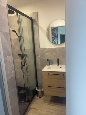 Dusche, Haartrockner, Handtücher, Seife