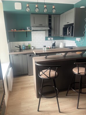 Micro-ondes, four, plaque de cuisson, lave-vaisselle