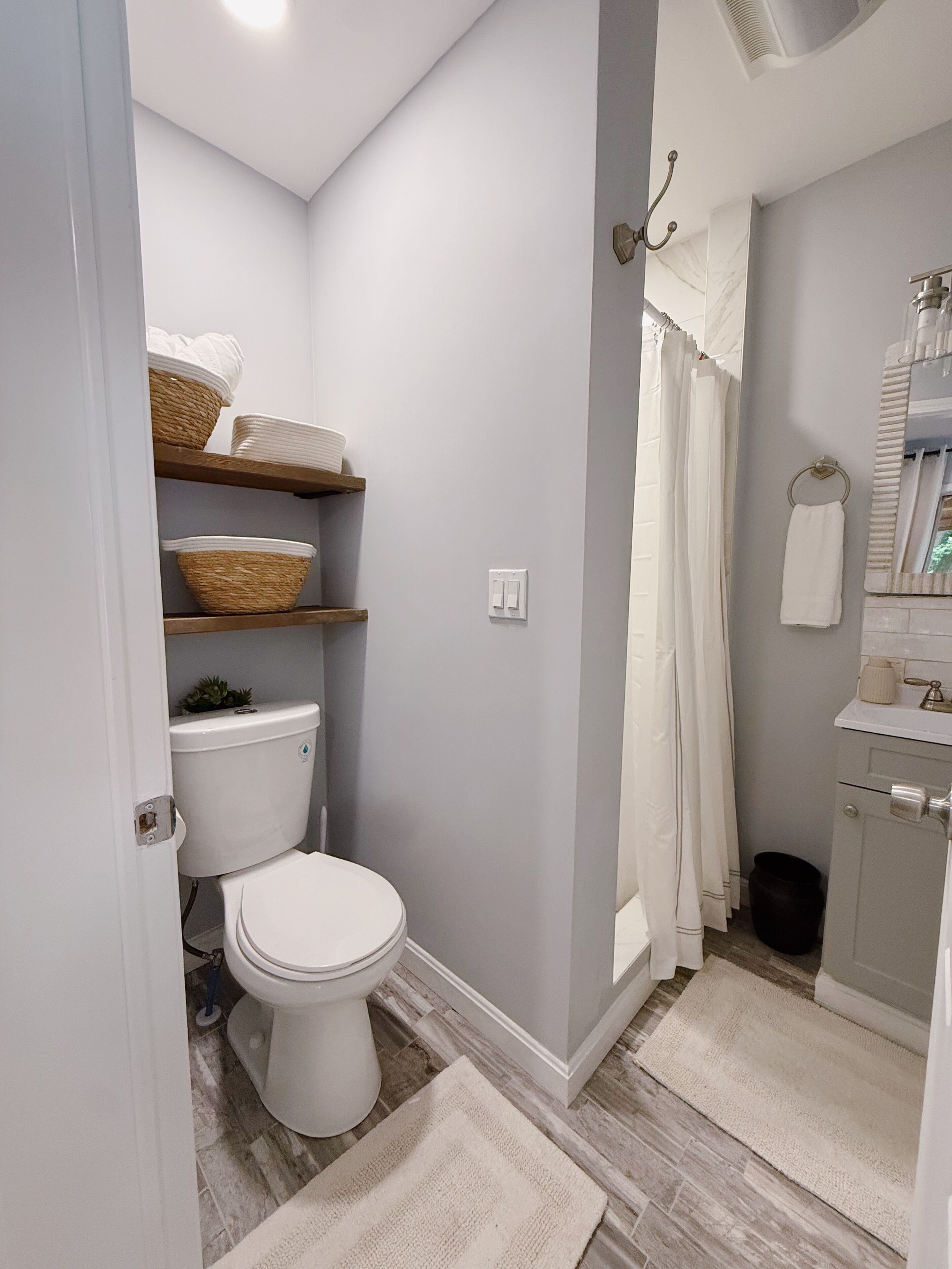 Secadora de cabello, toallas, jabón, papel de baño 
