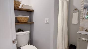 Secadora de cabello, toallas, jabón, papel de baño