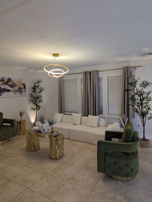 Smart-tv, een open haard, tafelvoetbal en een tafeltennistafel