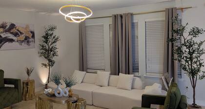 Luxury Spacious 9-bed Houston with Game Room , Cinema , Record Studio + HOT TUB