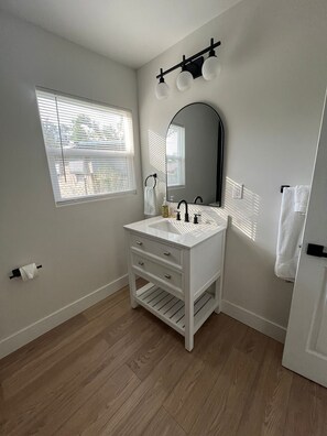 Een haardroger, handdoeken, toiletpapier