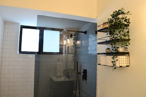 Sèche-cheveux, serviettes fournies, savon, shampoing