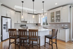 冷蔵庫、オーブン、コンロ、食器洗い機