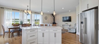 Quiet, Secluded, High End Home Near PDX