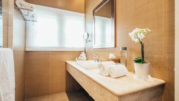 Regadera, secadora de cabello, toallas