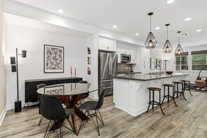 Jääkaappi, mikroaaltouuni, uuni, astianpesukone