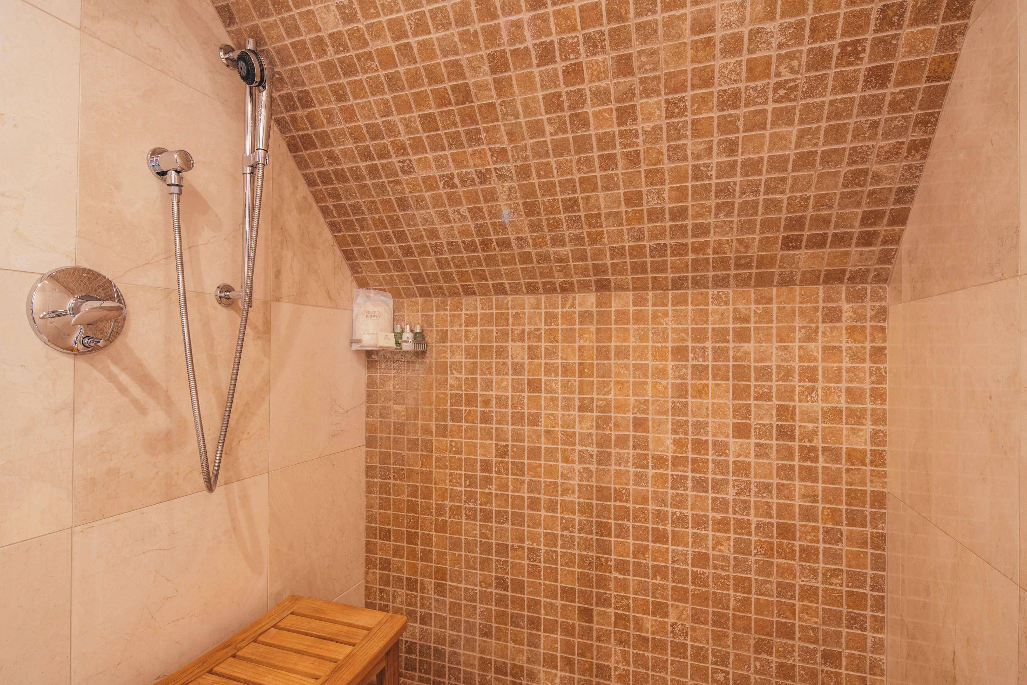 Regadera, secadora de cabello, toallas 