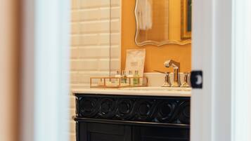 Regadera, secadora de cabello, toallas