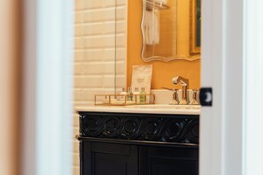 Regadera, secadora de cabello, toallas 