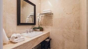 Dusche, Haartrockner, Handtücher