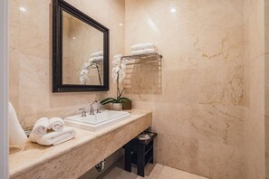 تجهيزات دش، مجففات شعر، مناشف