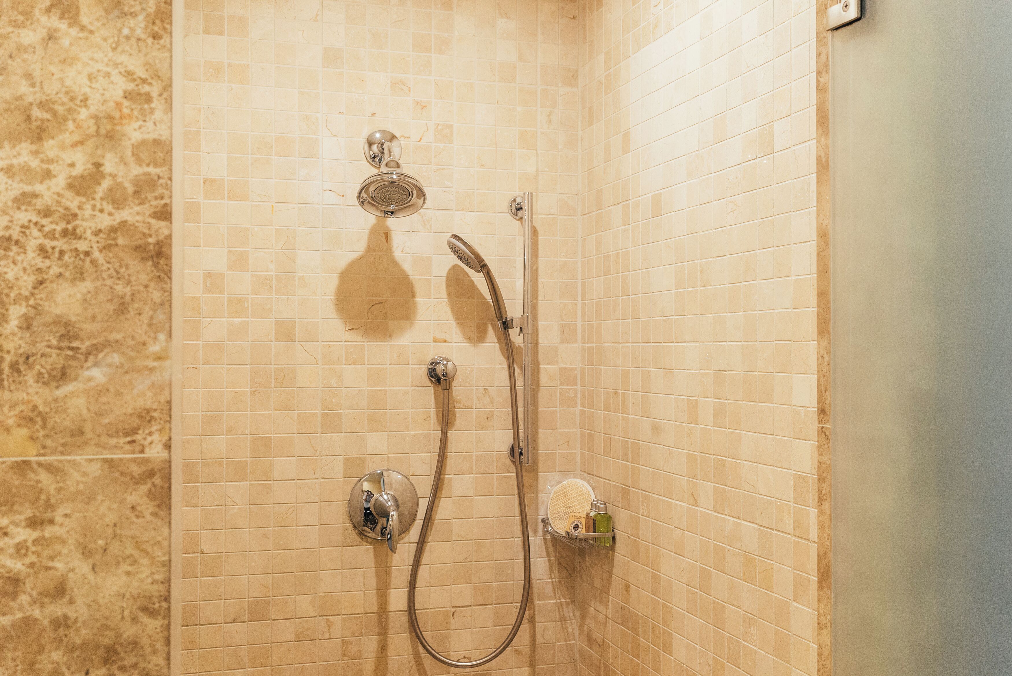 Regadera, secadora de cabello, toallas 