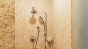 Regadera, secadora de cabello, toallas