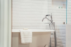 Regadera, secadora de cabello, toallas 