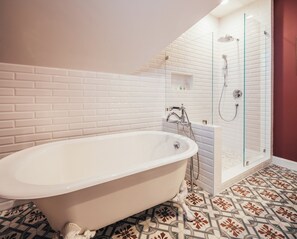 Regadera, secadora de cabello, toallas 