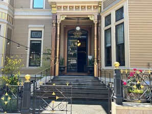 تفاصيل الفندق من الخارج