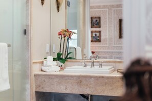 تجهيزات دش، مجففات شعر، مناشف