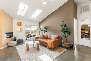 Smart TV, chimenea, videojuegos, libros