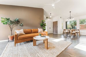Smart-TV, Kamin, Videospiele, Bücher