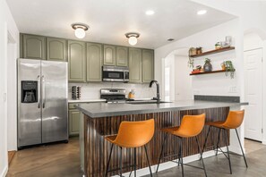 Refrigerador, microondas, horno, placa de cocina